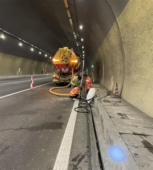 汉川隧道排水渠清淤